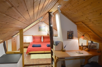 Dachzimmer mit Schreibtisch