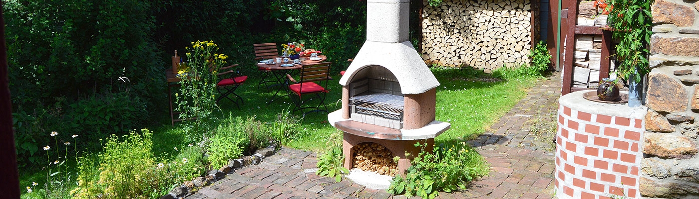 Der Garten mit Grillkamin
